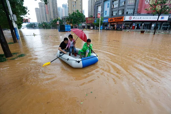 Residentes Chinos Locales Evacuan Bote Salvavidas Zonas Inundadas Causadas Por — Foto de Stock