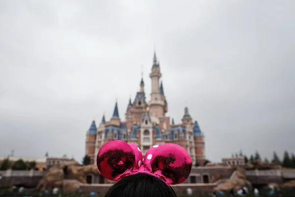Visitante Olha Para Castelo Shanghai Disney Resort Pudong Xangai China — Fotografia de Stock