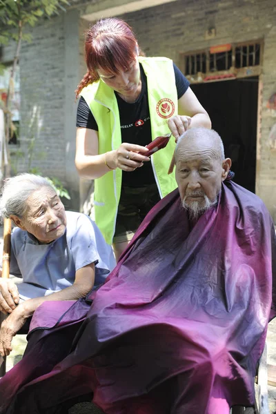 Čínská Dobrovolnice Pomáhá 103 Letý Vesničan Song Qinglin Který Sestříhá — Stock fotografie