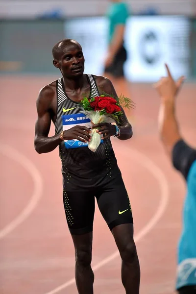 ケニアのファーガソン チェルイ ヨット Rotich が男子を獲得した後の花の花束とポーズ Iaaf ダイヤモンド リーグ上海 2016 年までに上海 — ストック写真