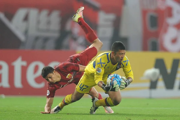 Elkeson Oliveira Cardoso China Shanghai Sipg Left Challenges Yota Akimoto — Stock Photo, Image