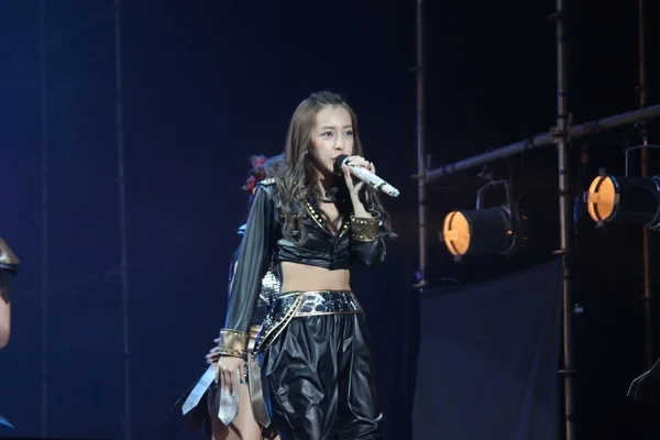 日本歌手兼女演员托莫米 伊塔诺在2016年5月21日于中国上海举行的亚洲巡演中在上海演唱会上表演 — 图库照片