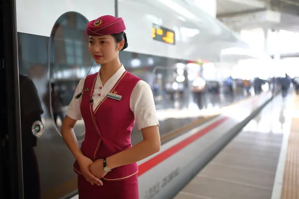 Een Attendant Poses Buiten Een Fuxing Hogesnelheidstrein Beijing Shanghai High — Stockfoto