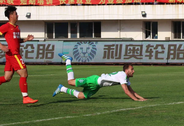 Bas Dost Vom Vfl Wolfsburg Rechts Köpft Den Ball Gegen — Stockfoto