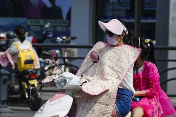 Kinesisk Cyklist Sköldar Sig Med Sin Mössa Från Solen Brännande — Stockfoto