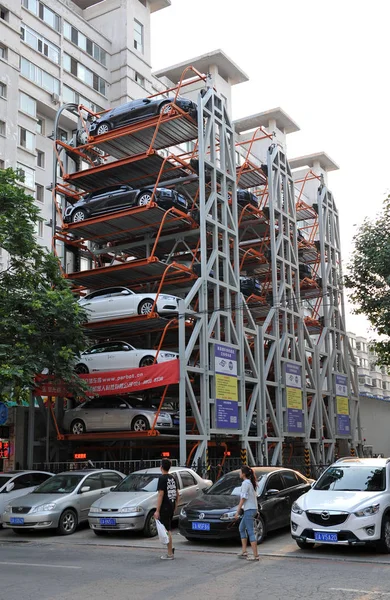 Auta Jsou Zaparkovaná Osmipatrové Parkovací Oblasti Kolečkovým Kole Městě Shenyang — Stock fotografie