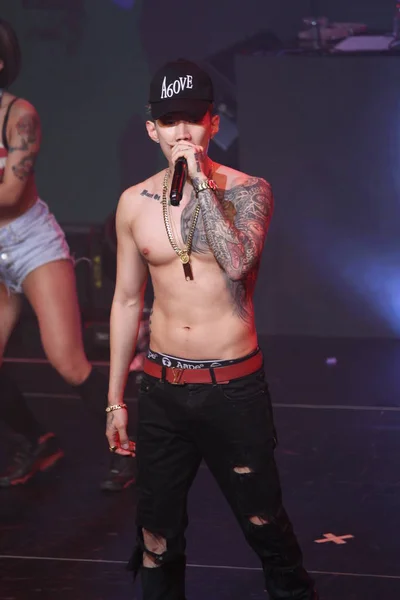 韓国のアイドルグループのメンバーで 中国の上海でのコンサートで演奏を Aomg 月24日2016 — ストック写真