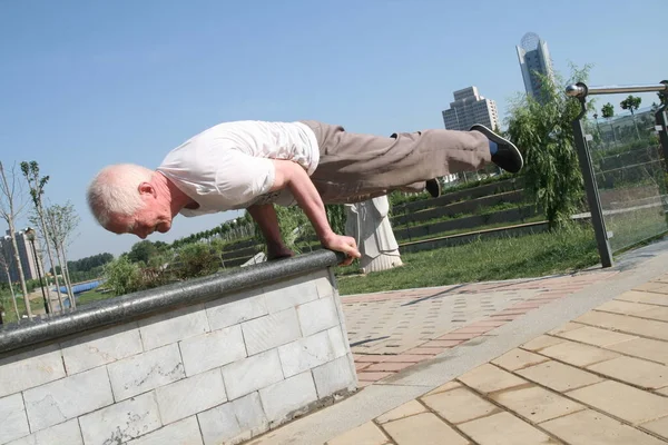 Der Jährige Chinese Zhang Zhuofu Macht Liegestütze Einem Park Der — Stockfoto