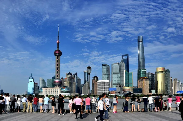 Turyści Odwiedzają Bund Burzy Panoramę Dzielnicy Finansowej Lujiazui Pudong Oriental — Zdjęcie stockowe