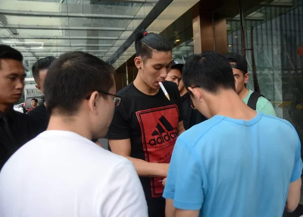 2016年6月21日 夏洛特黄蜂的 Nba 篮球明星杰里米 林在中国上海一家酒店外为球迷签名时做出了反应 — 图库照片
