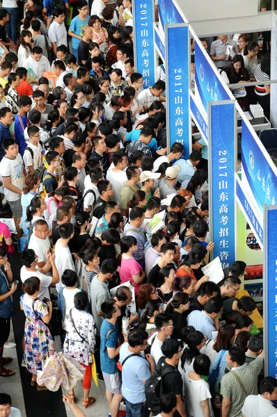 Students Parents Crowd College University Aspiration Consultation Recruitment Information Nan — Stock Photo, Image