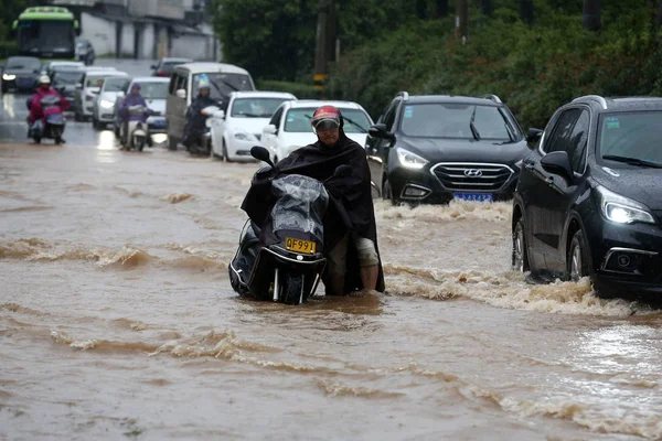 Automobily Cyklisté Cestují Zaplavené Silnici Způsobené Těžkým Deštěm Huangšském Městě — Stock fotografie
