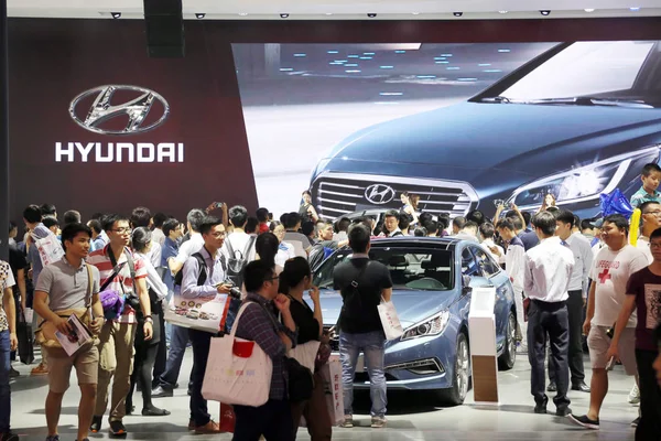 Besökare Titta Hyundai Bilar Displayen Kina Guangzhou International Automobile Utställning — Stockfoto