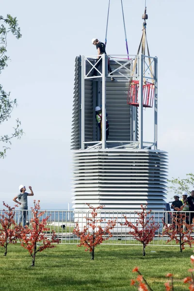 The world's largest air purifier "smog filtering tower" (smog free tower) is being installed outside the Dalian International Conference Center in Dalian city, northeast China's Liaoning province, 21 June 2017 — Stock Image World Largest Air Purifier Smog Filtering Tower Smog Free Tower Royalty Free Stock Photos