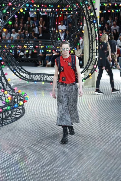 Модель Демонстрирует Новое Творение Показе Мод Dior Homme Время Парижской — стоковое фото