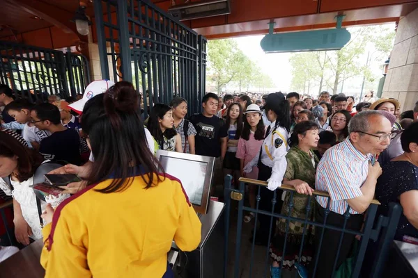 Una Folla Turisti Coda Effettuare Check All Ingresso Dello Shanghai — Foto Stock