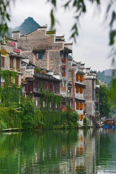 古い家は Zhenyuan の鋼板川沿いに見られています Qiandongnan ミャオ族とドン自治県の古代の水の町 南西中国の貴州州 月2017 — ストック写真