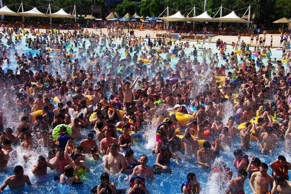 Les Vacanciers Entassent Une Piscine Pour Rafraîchir Par Une Journée — Photo