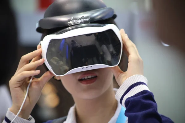 Επισκέπτης Δοκιμάζει Μια Συσκευή Εικονική Πραγματικότητα Κατά 2016 Διεθνές Καταναλωτικών — Φωτογραφία Αρχείου