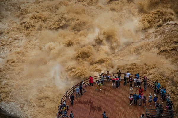 Toeristen Kijken Naar Hutiaoxia Tiger Leaping Gorge Diqing Tibetaanse Autonome — Stockfoto