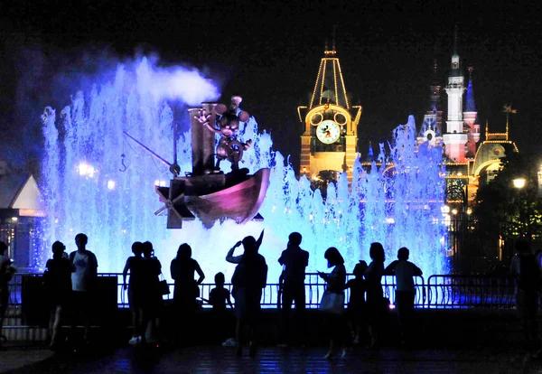 Tourists Visit Shanghai Disneyland Trial Operation Shanghai Disney Resort Nightfall — Stock Photo, Image