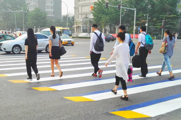 Los Peatones Caminan Cruce Cebra Distrito Fengtai Beijing China Junio —  Fotos de Stock