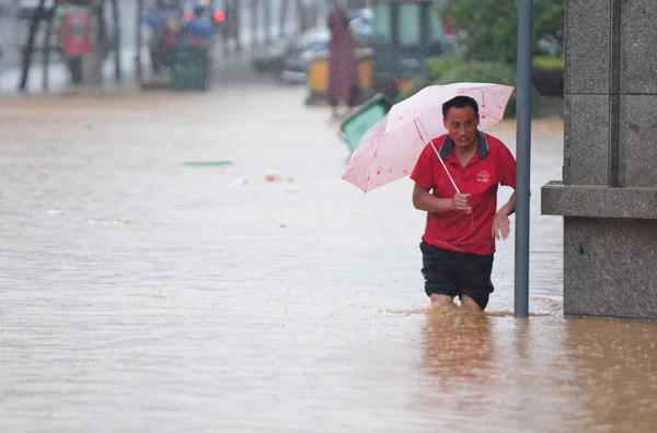 Residente Chino Local Camina Por Una Carretera Inundada Causada Por —  Fotos de Stock