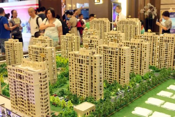 2014年10月20日 中国上海房地产交易会期间 中国购房者关注住宅公寓楼模型 — 图库照片