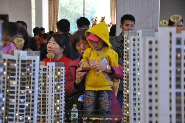 Les Acheteurs Chinois Regardent Les Modèles Logement Centre Vente Projet — Photo