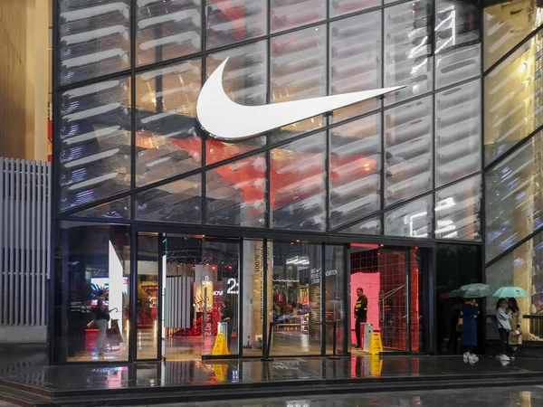 Fußgänger Gehen Einem Nike Sportbekleidungsgeschäft Shanghai China Vorbei Oktober 2018 — Stockfoto