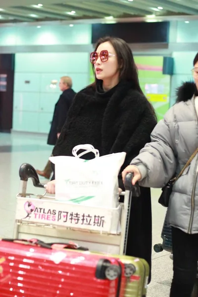 Kinesisk Skuespillerinde Ankommer Til Beijing Capital International Airport Beijing Kina - Stock-foto