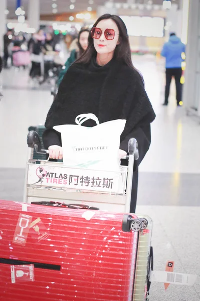 Κινέζα Ηθοποιός Φτάνει Στο Διεθνές Αεροδρόμιο Του Πεκίνου Στο Πεκίνο — Φωτογραφία Αρχείου