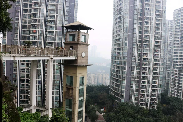 Weergave Van Een Meter Hoge Lift Gebouwd Langs Rots Een — Stockfoto