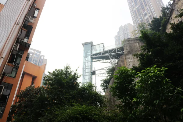 Pohled 40Metr Vysoký Výtah Postaveny Podél Skály Rezidenční Čtvrti Chongqing — Stock fotografie