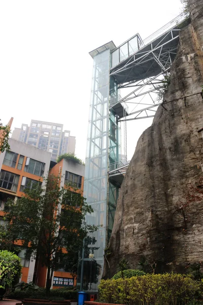 Vista Elevador Metros Altura Construído Longo Rocha Uma Área Residencial — Fotografia de Stock