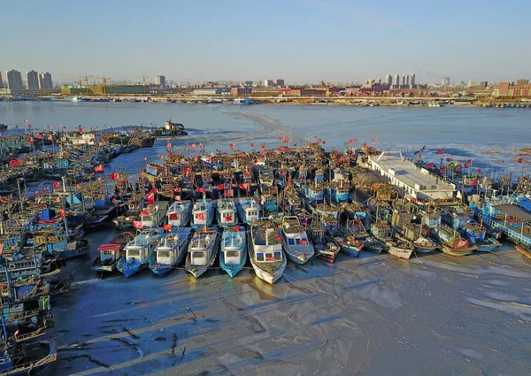 Una Vista Los Barcos Pesqueros Atracados Superficie Congelada Del Mar — Foto de Stock