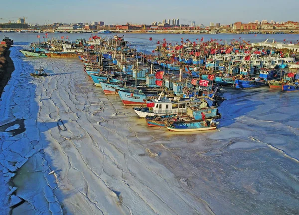 Вид Рыболовных Судов Пристыкованных Замерзшей Поверхности Моря Порту После Сильного — стоковое фото