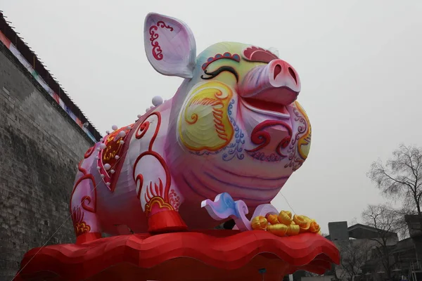 10Metr Vysoký Prase Světlo Nainstalován Lantern Festival Vyobrazena Zeď Starobylé — Stock fotografie