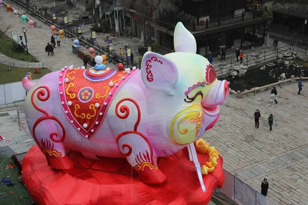 豚光のランタン フェスティバルのためにインストールは 春祭りや南京市 中国東部の江蘇省 2019 日に中国の旧正月 ブタの年 の前の古代都市壁に描かれています — ストック写真