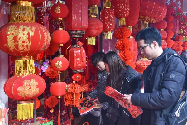 Lokale Chinesische Einwohner Kaufen Rote Laternen Abziehbilder Und Andere Dekorationen — Stockfoto