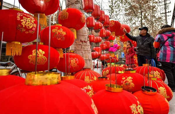 Residenti Cinesi Locali Acquistano Lanterne Rosse Decalcomanie Altre Decorazioni Festival — Foto Stock