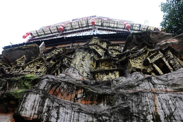 Перегляд Побудований Вершині Скелі Ресторані Вирізані Рельєфами Diaojiaolou Будівлі Традиційні — стокове фото