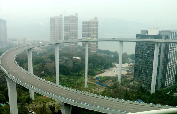 車が中国の最も高い高速道路インターチェンジ 2019 メートル高さ中国 重慶では Sujiaba インターチェンジ — ストック写真
