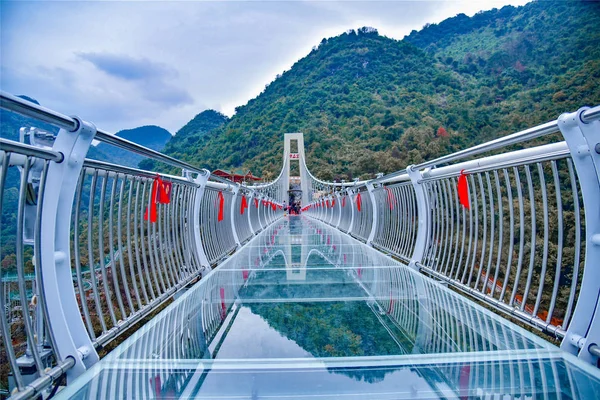Tourists Walk Meter Long Glass Bottomed Suspension Bridge Yingde Karst — Stock Photo, Image