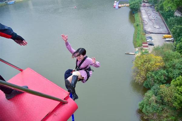 Tourist Tries Out Bungee Jumping Yingde Karst Cave Yingde City — стоковое фото