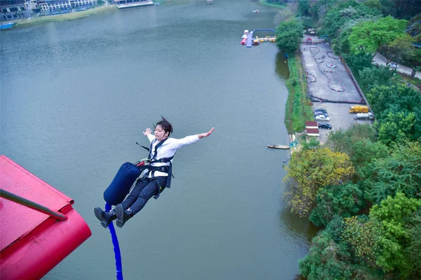 Tourist Tries Out Bungee Jumping Yingde Karst Cave Yingde City — стоковое фото