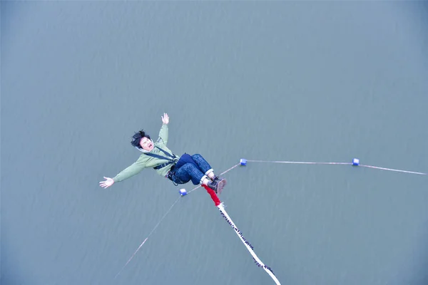 Ein Tourist Probiert Bungee Jumping Der Nähe Der Yingde Karsthöhle — Stockfoto