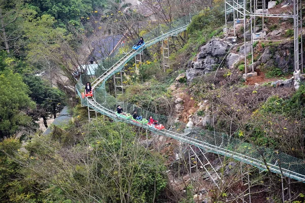 Los Turistas Caminan Puente Colgante Metros Largo Sobre Cueva Yingde —  Fotos de Stock