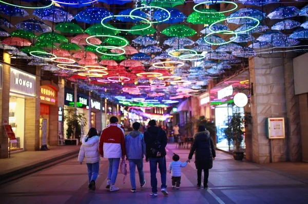 Turisté Prochodí Pod Stovkami Deštníků Osvětlených Pestrým Světlem Ulici Nanning — Stock fotografie