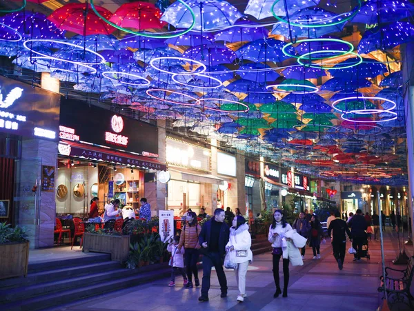 Turisti Camminano Sotto Centinaia Ombrelli Illuminati Luci Led Colorate Una — Foto Stock